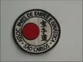 Emblema da Associação Pares de Karatê e Ginástica, elaborado pelo Prof. Takashi Shimo e L. C. Pares (1986)