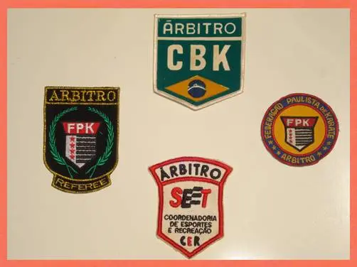 Emblemas de árbitro da C.B.K., da F.P.K. e da Coordenadoria de Esportes e Recreação usados pelo Prof. L. C. Pares