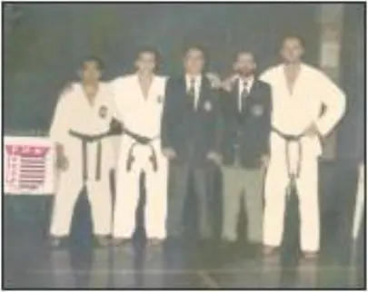 Árbitros L. C. Pares e Ivon R. Dedé com os atletas E. Nakama, Maximiliano Pagano e José Carlos Gomes de Oliveira, o Zeca