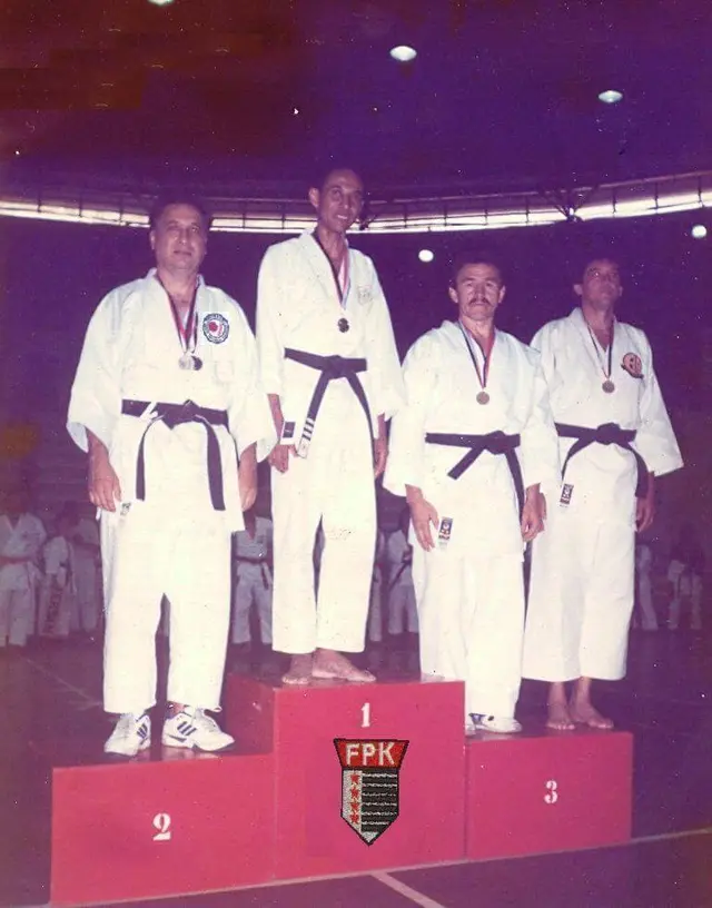 Pódio do Campeonato Paulista Oficial de Máster, 1995: Prof. L. C. Pares, vice-campeão de shiai-kumite e campeão de kata